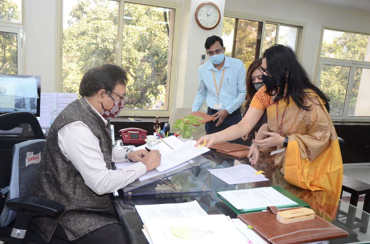 Memorandum of Understanding (MoU) between Ministry of Coal with Coal India Limited and with NLC India Limited for the year 2020-21 was signed today. Secretary (Coal) signed the MoU with  CIL & NLC India Ltd