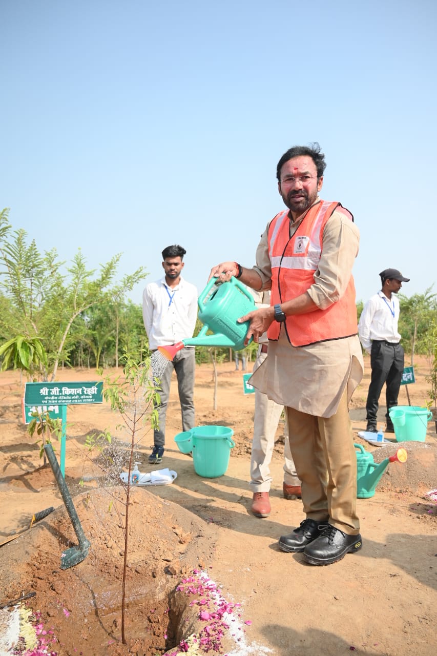 Hon'ble Minister of Coal & Mines Shri G Kishan Reddy planted a sapling during Gevra Mine visit 